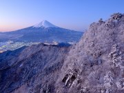 三つ峠の樹氷と富士山の写真 「白の夜明け」