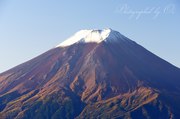 三ッ峠山から望む初冠雪の富士山の写真 「認められし冠」