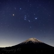 富士山とオリオン座の星空の写真 「夜空の語らい」