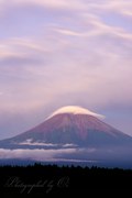 朝霧高原から望む富士山と夕焼けの写真 「色めく闇に包まれて」