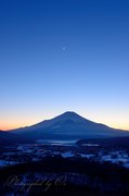 高指山から富士山と夕焼けの写真 「夕照讃月」
