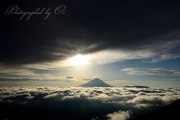 櫛形山から望む雲海と富士山の写真 「闇の狭間」