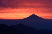 蕎麦粒山からの朝焼けと富士山の写真 「迫りくる炎」
