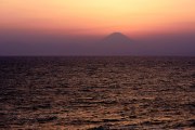 秋谷漁港の夕焼けの写真 「ただ、海と。」