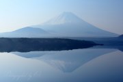本栖湖の逆さ富士の写真 「鏡面の如し」