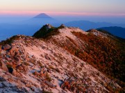 鳳凰三山のアーベンロートと富士山の写真 「頬染める」