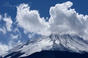 鳴沢村から望む富士山（銀富士）の写真 「雲が往く」