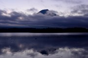 田貫湖の夜明けの写真 「神秘の湖畔」