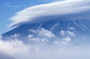 笠雲の富士山（本栖湖）の写真 「風の隙間から」