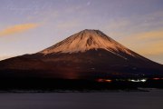 本栖湖の月光紅富士の写真 「月照に輝く」