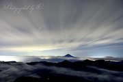 赤石岳から望む富士山と夜景の写真 「天空を駆ける」