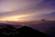 北岳八本歯のコルから望む富士山と月の出の写真 「夜空を灯して」
