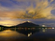 山中湖の夜景と吊るし雲の写真 「湖上に蠢く」