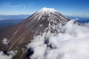 空撮の富士山と雲海の写真 「大地の息吹」