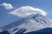 笠雲の富士山の写真 「はためいて」