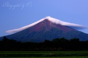 富士吉田市農村公園から望む赤富士と笠雲の写真 「南風の夜明け」