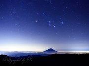 千枚岳(千枚小屋)から望む富士山と星空の写真 「宇宙が其処にある」