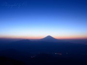 七面山からの夜明けの富士山の写真 「朝の訪れ」