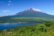大平山の新緑と赤富士の写真 「夏のはじまり」
