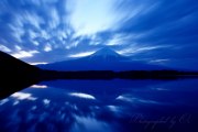 田貫湖の夜明けの写真 「激流」