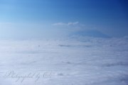 雲海に浮かぶ富士山の写真 「透明な空に」