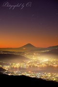 高ボッチ高原からの夜明けの富士山と夜景の写真 「色づきはじめる」