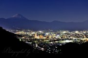 和田峠の夜景と富士山の写真 「ネオンを見つめる」