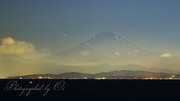 三浦半島葉山から望む夏の夜の富士山の写真 「夏富士遠望」