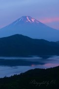 箱根大観山からの朝焼けと富士山の写真 「紅の眼差し」