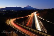 伊豆縦貫道の光跡と富士山の写真 「ヒカリの交差点」