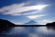 精進湖からの富士山の写真 「冬空眩し」
