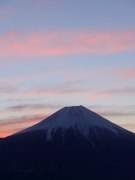 猪之頭林道からの朝焼けの富士山の写真 「筋焼けの空」
