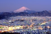 弘法山公園の雪景色と富士山の写真 「しあわせのまち」