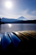 西湖の富士山とボートの写真 「静かなる湖畔の朝」