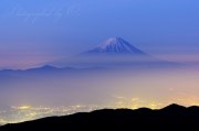国師ヶ岳からの富士山の写真 「薄明に際立つ」