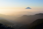 北岳から望む富士山の写真 「光に満ちて」