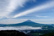 新道峠の富士山と雲の写真 「梅雨雲はばたく」