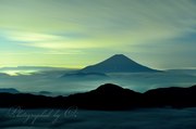 赤石岳からの夜景と富士山の写真 「真夜中のファンタジー」