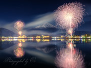 河口湖産屋ヶ崎から富士山と河口湖冬花火をバルブワンショット撮影の写真 「MOONLIGHT MAGIC」
