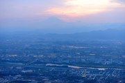 相模川と夕焼けの富士山の空撮の写真 「夕焼け朧」