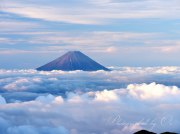 雲海に浮かぶ富士山の写真 「プカリ富士の島」