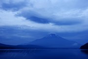 山中湖平野の吊るし雲の写真 「青闇の蝙蝠」