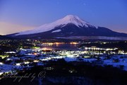 高指山から望む夜明けの富士山の写真 「雪里目覚める」