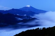 百蔵山から雲海と富士山の写真 「青流～seiryu～」