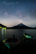 精進湖より天の川と富士山とボートを撮影したの写真 「One Scene」