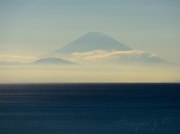 三戸海岸からの遠望の富士山の写真 「深夜遠望」