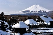忍野村茅葺屋根の雪景の写真 「忍野雪景」