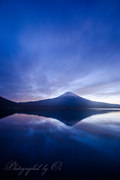 田貫湖より望む逆さ富士と夜明けの写真 「黎明」