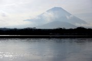 精進湖と富士山の写真 「灰色の世界」