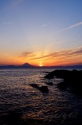 城ヶ島の夕日と富士山の写真 「大海へと堕ちる」
